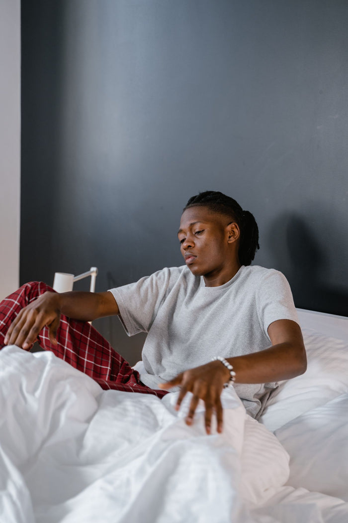 Pourquoi suis-je fatigué dès le matin ? 9 causes possibles et que faire