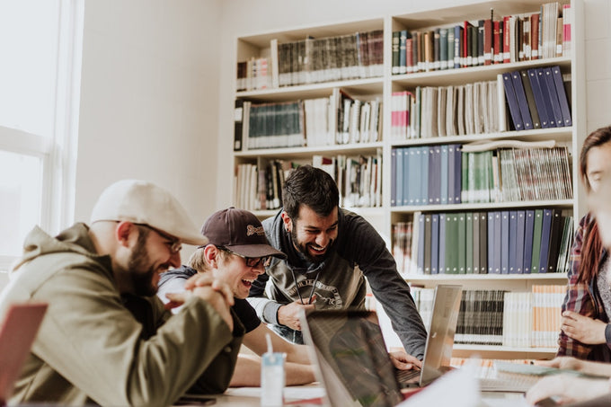 Étudiant concentré pendant une session de travail